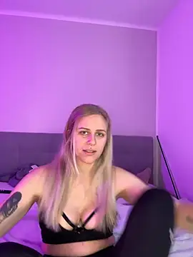 lunawolf21 online show from November 13, 2025, 7:40 am