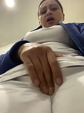 Keittly  online show from November 18, 2025, 6:45 pm