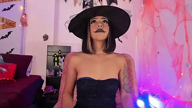 AndreaVelasco online show from October 27, 2025, 6:23 pm