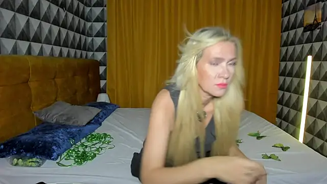 Snapshot of Luna__Lewis chatting on December 12, 2024, 8:03 am Luna Lewis online show from December 12, 2024, 8:03 am