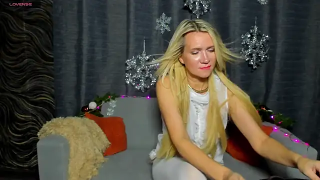 Snapshot of Luna__Lewis chatting on December 18, 2024, 1:56 pm Luna Lewis online show from December 18, 2024, 1:56 pm