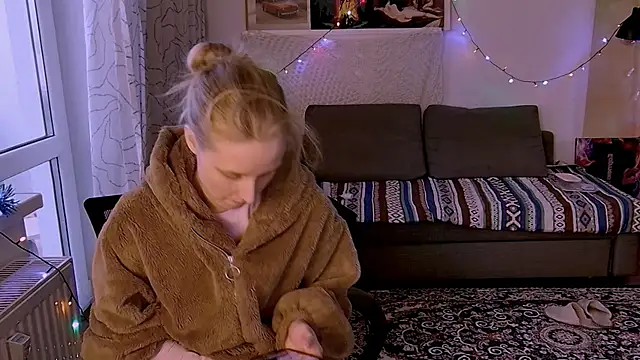 KatiKate online show from February 3, 2025, 1:51 pm