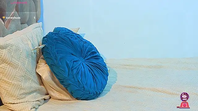 KloheCurvy online show from November 10, 2025, 12:26 pm