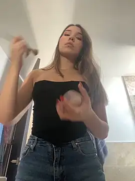 Snapshot of SophieRaily_ chatting on January 17, 2025, 8:44 pm SophieRaily online show from January 17, 2025, 8:44 pm