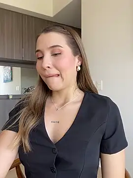 Snapshot of SophieRaily_ chatting on March 18, 2025, 8:59 pm SophieRaily online show from March 18, 2025, 8:59 pm