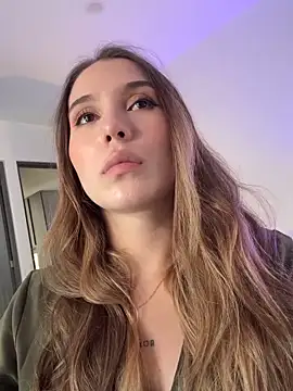 Snapshot of SophieRaily_ chatting on October 1, 2025, 6:58 pm SophieRaily online show from October 1, 2025, 6:58 pm