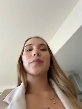 SophieRaily  online show from January 7, 2026, 8:33 pm