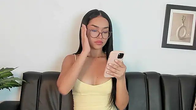 Mia petite01 online show from September 17, 2025, 9:49 pm