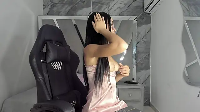 Mia petite01 online show from April 13, 2026, 8:14 pm