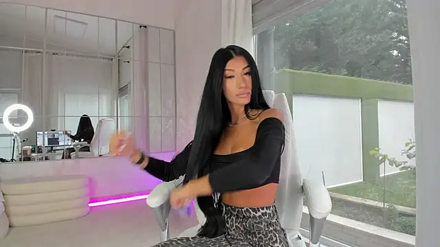 missdiamond  online show from November 21, 2025, 7:51 am