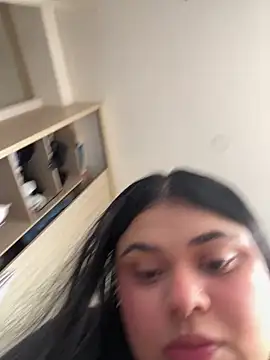 alissonfernandez  online show from February 12, 2025, 12:33 pm