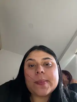 alissonfernandez  online show from February 15, 2025, 1:49 pm