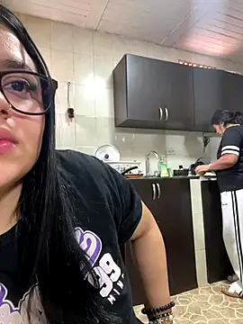 alissonfernandez  online show from September 28, 2025, 4:01 pm