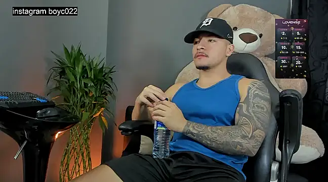 boyc022  online show from February 25, 2025, 11:44 pm