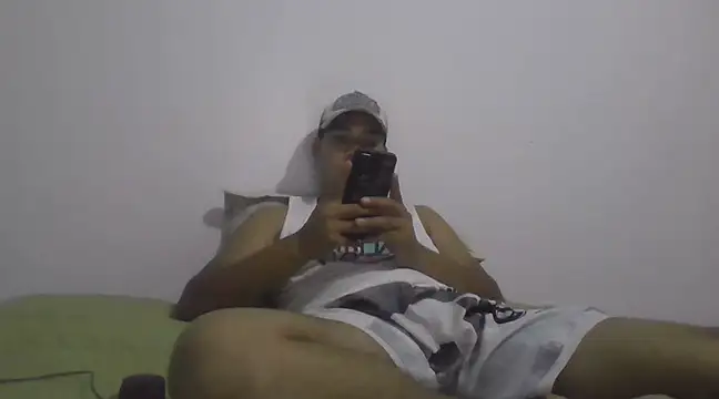 estudiante69 online show from February 14, 2025, 2:18 am