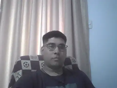 estudiante69 online show from December 3, 2025, 10:52 pm