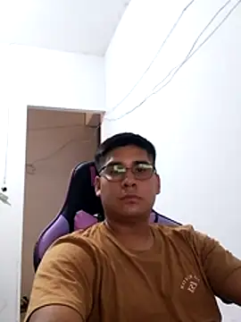 estudiante69 online show from February 13, 2026, 2:46 pm