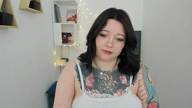 MoonLghte online show from February 23, 2025, 6:23 pm