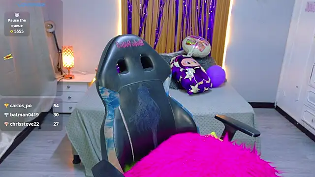 Kate Laurence  online show from November 15, 2025, 11:51 am