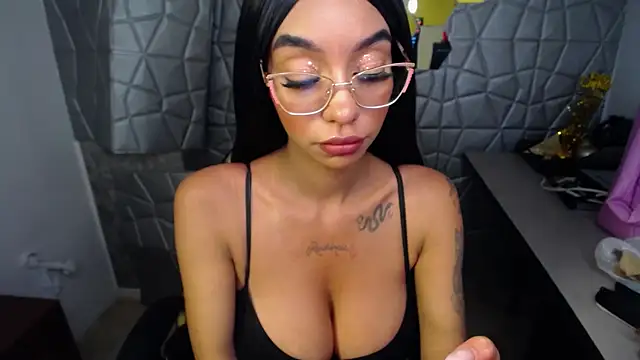 Tiffanny online show from March 4, 2025, 6:39 pm