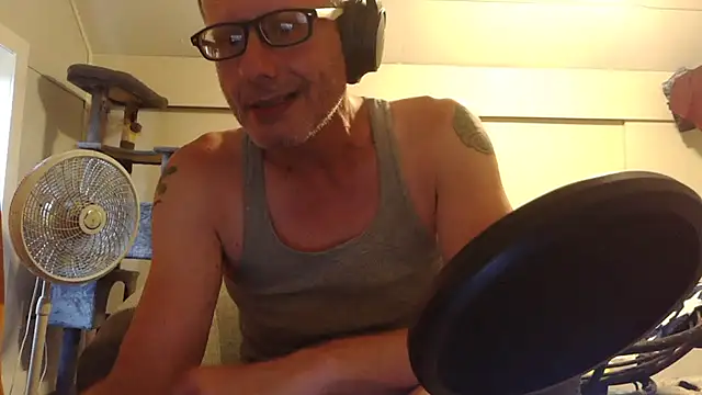 Snapshot of glenjamin81 chatting on July 18, 2026, 12:59 am glenjamin81 online show from July 18, 2026, 12:59 am