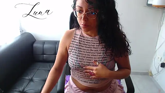 Lunavega1 online show from November 19, 2025, 4:51 pm