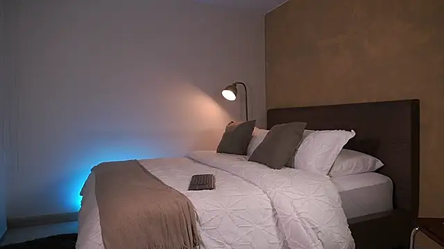 paulacora100 online show from February 23, 2025, 2:51 am