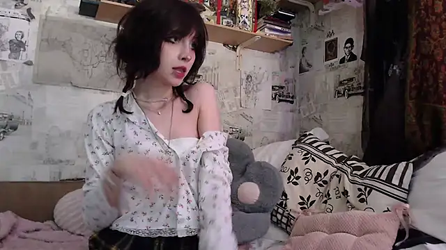 Snapshot of cloudgirrl chatting on April 8, 2026, 3:56 pm cloudgirrl online show from April 8, 2026, 3:56 pm