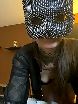 liloucamchaudee online show from November 25, 2025, 9:42 am