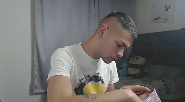 Snapshot of MarceloMilk chatting on February 25, 2025, 2:25 am MarceloMilk online show from February 25, 2025, 2:25 am