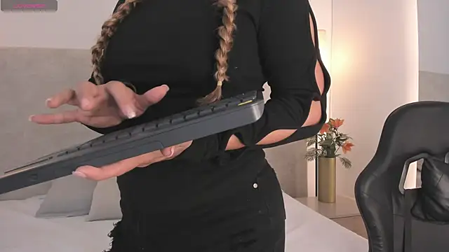 Saori newman online show from November 8, 2025, 11:54 am