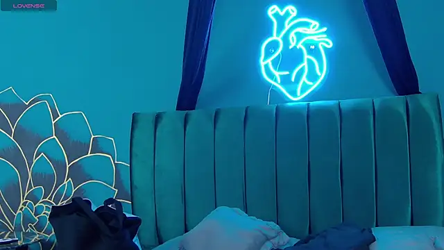 Lunamistyc online show from December 22, 2025, 8:06 pm