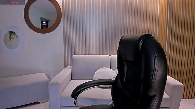 AlinaKravitz online show from April 15, 2026, 7:21 pm