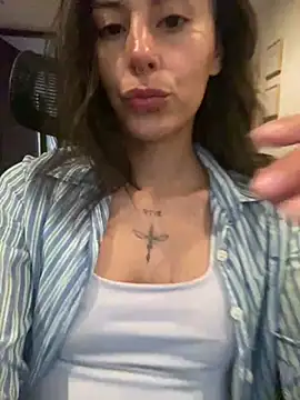 Snapshot of Emmy_petit chatting on February 9, 2025, 3:12 pm Emmy petit online show from February 9, 2025, 3:12 pm