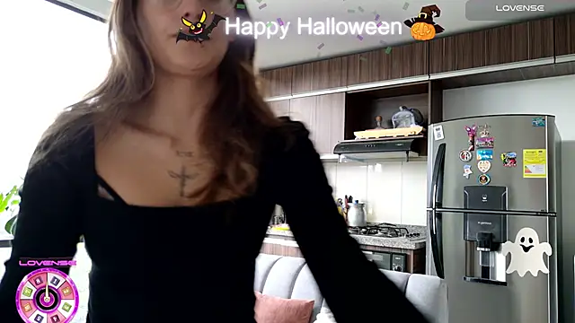 Snapshot of Emmy_petit chatting on October 28, 2025, 3:14 pm Emmy petit online show from October 28, 2025, 3:14 pm