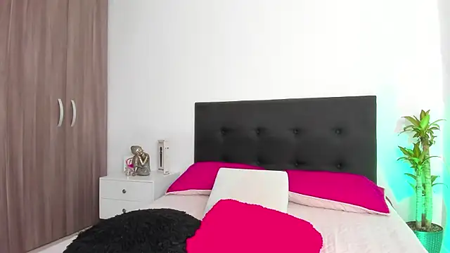 LaylaJewel online show from December 11, 2024, 4:09 pm