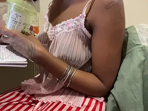 iveedie017 online show from November 6, 2025, 11:48 pm