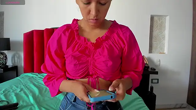Snapshot of Violeta_Roa chatting on February 1, 2025, 1:09 pm Violeta Roa online show from February 1, 2025, 1:09 pm