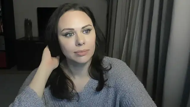 MollyCheiz online show from December 18, 2025, 4:46 pm