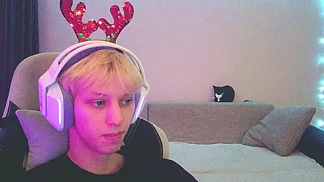 Snapshot of Ostin_meow chatting on December 18, 2024, 12:40 pm Ostin meow online show from December 18, 2024, 12:40 pm