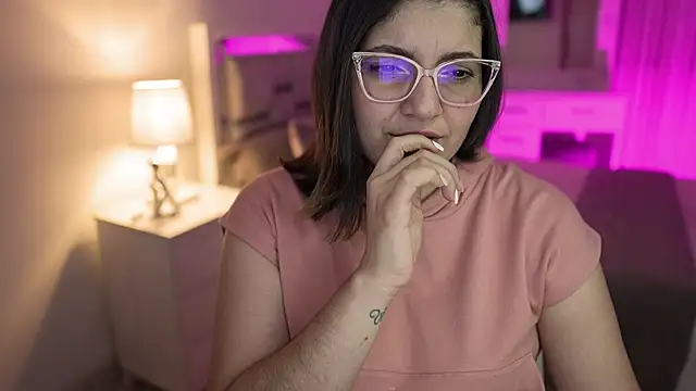 Snapshot of Camilaa_bueno chatting on December 19, 2024, 12:24 am Camilaa bueno online show from December 19, 2024, 12:24 am