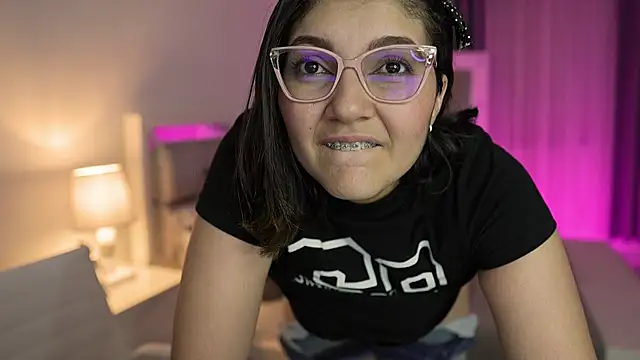 Snapshot of Camilaa_bueno chatting on January 12, 2025, 12:49 am Camilaa bueno online show from January 12, 2025, 12:49 am