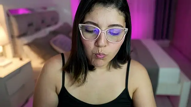 Snapshot of Camilaa_bueno chatting on February 12, 2025, 12:48 am Camilaa bueno online show from February 12, 2025, 12:48 am