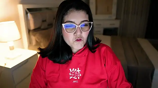 Snapshot of Camilaa_bueno chatting on October 4, 2025, 12:52 am Camilaa bueno online show from October 4, 2025, 12:52 am