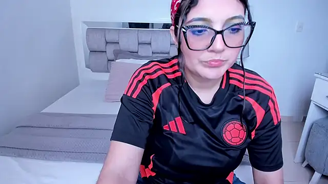 Snapshot of Camilaa_bueno chatting on July 3, 2026, 8:37 pm Camilaa bueno online show from July 3, 2026, 8:37 pm