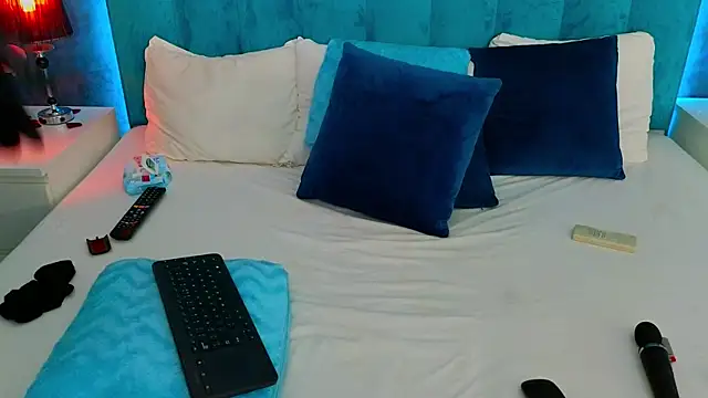 LauraMirage online show from January 17, 2025, 12:10 am