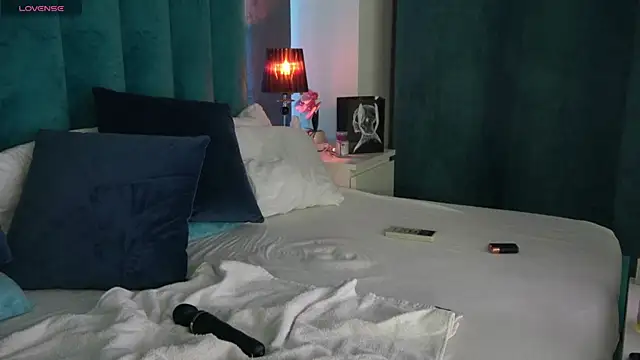 LauraMirage online show from February 12, 2025, 1:30 am