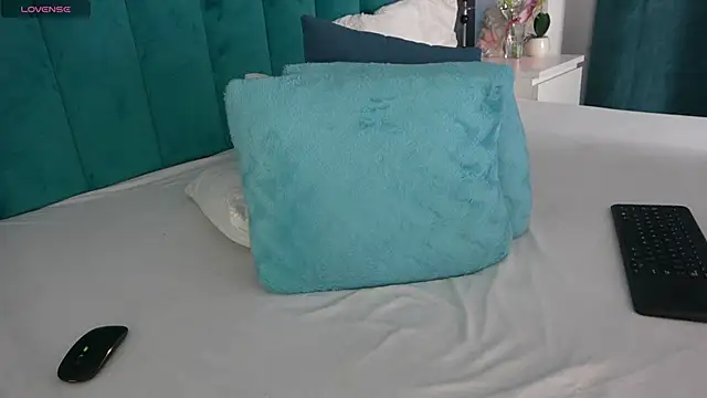 LauraMirage online show from March 5, 2025, 10:00 am