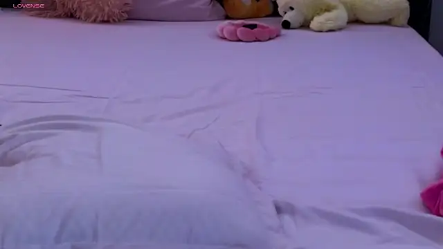 LauraMirage online show from October 7, 2025, 7:49 am