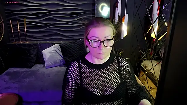 AlexandraKind online show from March 19, 2025, 4:45 pm